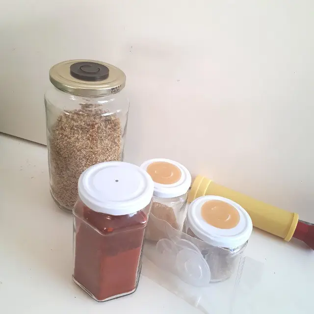 vacuum-sealed-spice-containers-3.webp